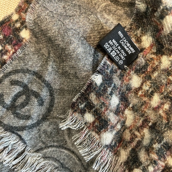 CHANEL Cashmere Grey Reversible Shawl Scarf CC Logo - Picture 8 of 8